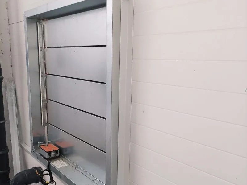 Жалюзийный клапан с приводом в стене — Нитки 37, Коляново
